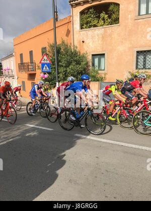 Radfahrer übergeben San Pataleo in der ersten Phase Alghero-Olbia, Giro d ' Italia 2017, Sardinien, Italien Stockfoto