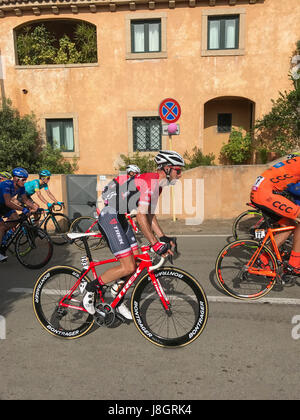 Radfahrer übergeben San Pataleo in der ersten Phase Alghero-Olbia, Giro d ' Italia 2017, Sardinien, Italien Stockfoto