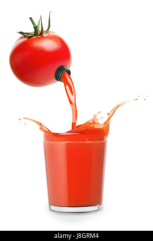 Tomatensaft mit Spritzern isoliert auf weißem Hintergrund aus frischen Tomaten in Glas gießen.  Frischer Saft Konzept. Tomaten Saft Spritzen Stockfoto