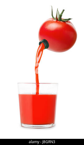 Tomatensaft Gießen aus frischen Tomaten im Glas isoliert auf weißem Hintergrund.  Frischer Saft Konzept Stockfoto