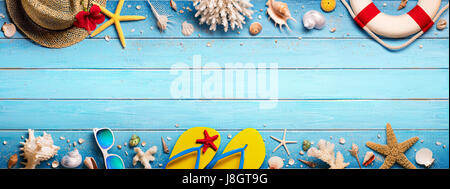 Strand-Accessoires auf blau Planke - Sommerurlaub-Banner Stockfoto