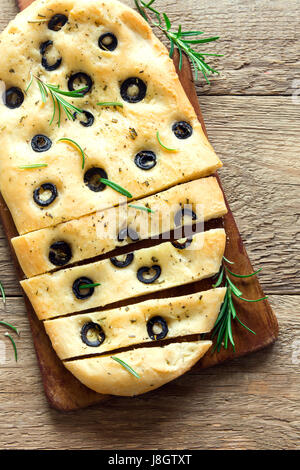 Traditionelle italienische Focaccia mit schwarzen Oliven und Rosmarin - Focaccia hausgemachtes Fladenbrot Stockfoto