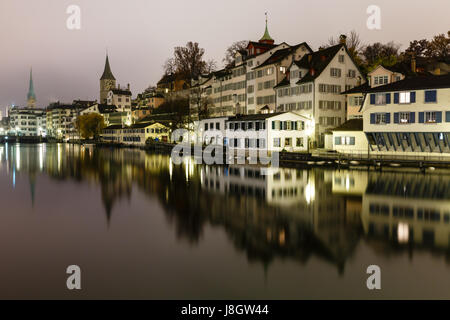 Skyline von Zürich und der Limmat in der Nacht, Schweiz Stockfoto