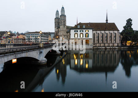 Blick auf Grossmünster Kirche und Zürich Innenstadt in den Abend, Schweiz Stockfoto