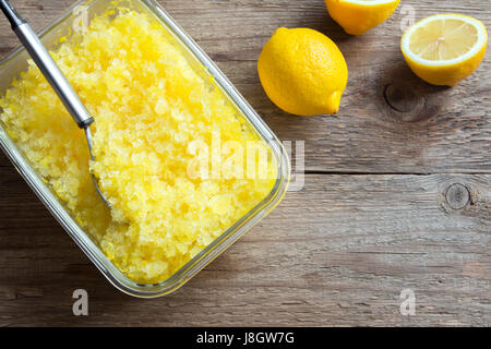 Zitrone Frozen Slush Granita trinken, auf rustikalen Holztisch. Hausgemachte italienische Granita Dessert, erfrischende Sommer Matsch zu trinken. Stockfoto
