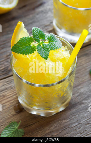 Zitrone Frozen Granita Slush trinken in Gläsern auf rustikalen Holztisch. Hausgemachte italienische Granita Dessert, erfrischende Sommer Matsch zu trinken. Stockfoto