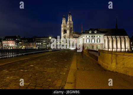 Aussicht auf Grossmünster Kirche und Munsterbrucke Brücke am Abend, Zürich, Schweiz Stockfoto