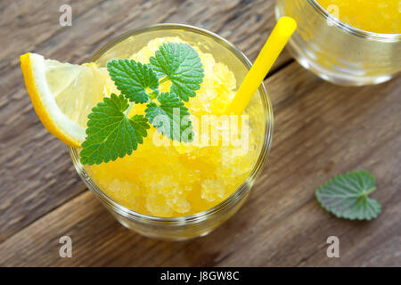 Zitrone Frozen Granita Slush trinken in Gläsern auf rustikalen Holztisch. Hausgemachte italienische Granita Dessert, erfrischende Sommer Matsch zu trinken. Stockfoto