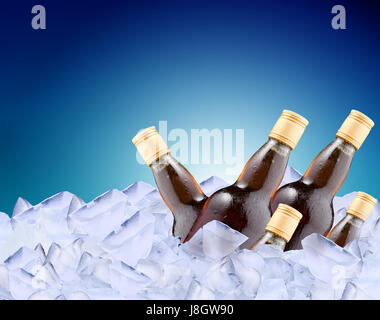 kühlen Drink im Eis und blau Hintergrund Stockfoto