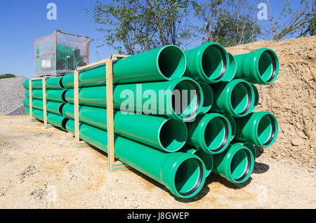 Paletten mit Grün Kanalrohre auf Baustelle Stockfoto