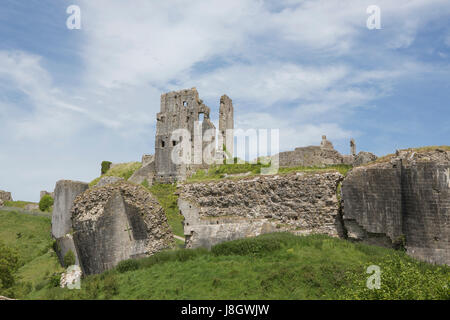 Blick auf die beschädigte und abklingenden Außenwand der Corfe Castle kommandierte eine gute Position auf einem Hügel auf der Isle of Purbeck in Dorset. Stockfoto