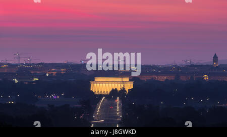 Sunrise malt den Himmel rosa und lila über das Lincoln Memorial und Memorial Bridge von der Robert E. Lee House in Arlington nationalen Cemete aus gesehen Stockfoto