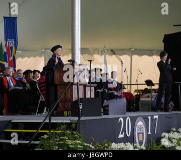 Wellesley, MA, USA. 26. Mai 2017.  2016 USA demokratischen Präsidentschafts Kandidat Hillary Clinton (Wellesley Klasse vom 1969) zurückgekehrt, um 2017 Wellesley College sprechen Abschluss Klasse.  Ehemalige First Lady, Secretary Of State und US-Senator aus der State of New York zurückgekehrt, um während der 2017 Wellesley College Beginn sprechen achtundvierzig Jahre nachdem sie die erste Aufnahme Rede im Jahr 1969 als Student gab. Stockfoto