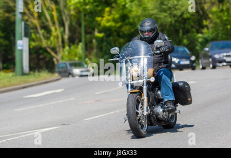 Harley Davidson Motorrad. Mann, der eine Harley Davidson Motorrad. Harley Davidson Fahrrad. Stockfoto