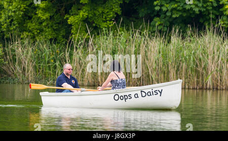 Paar in einem kleinen hölzernen Ruderboot auf einen See im Frühjahr. Stockfoto