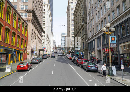 Straßenansicht in Seattle Downtown - SEATTLE / WASHINGTON - 11. April 2017 Stockfoto