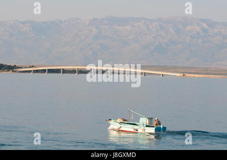 Fischer Saling sein Boot in den Hafen von Rab Kroatien Stockfoto