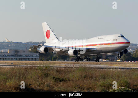 Japaese Luftwaffe Boeing 747 - 47C [20-1102] hereinkommen, Start-und Landebahn 13 zu landen. Begleitet von einem anderen 747, brachten der japanische Premierminister Shinzo Abe ein Stockfoto