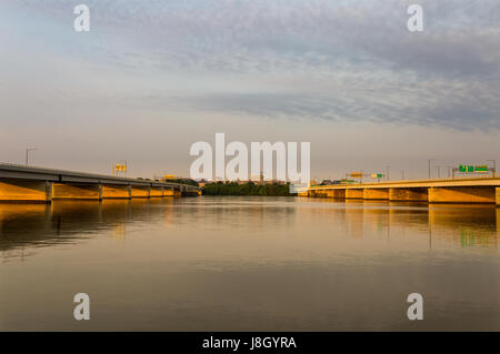 Die Williams-Brücke (links) und der Fenwick-Brücke (rechts) - zwei der fünf Brücken, aus denen die 14th St Brücke Infrastruktur - Anschluss Virginia Stockfoto