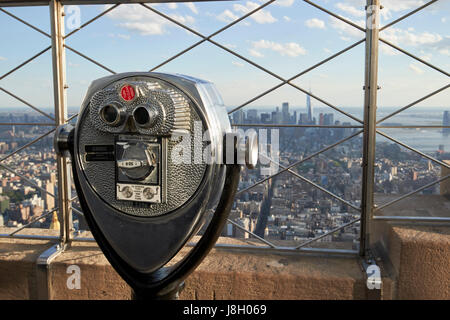 Turm-Viewer pay-per-View Ferngläser oben auf dem Empire State building von New York City USA Stockfoto