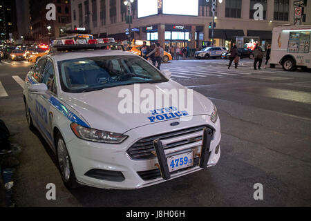 NYPD Ford Fusion Streifenwagen geparkt auf der Straße in der Nacht New York City USA Stockfoto