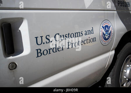 Abteilung der Heimat Sicherheit US Zoll- und Grenzkontrollen Schutz Service Fahrzeug Wappen und Logo New York City USA Stockfoto