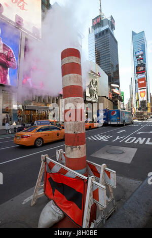 New York City con Edison Dampfventil in Times Square USA Stockfoto