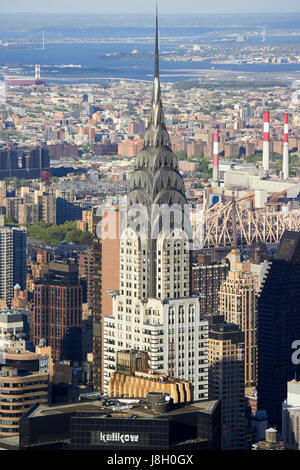 Ansicht Nord-Ost über Midtown mit Blick auf die Robert f Kennedy Brücke in Astoria mit Chrysler Gebäude im Vordergrund New York City USA Stockfoto