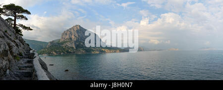 Malerische Aussicht in Richtung Hawk Mountain jenseits der grünen Bucht der neuen Welt (Novy Svet) Stadt Sudak Lage, Altschak und Meganom Capes in der Ferne von Go Stockfoto