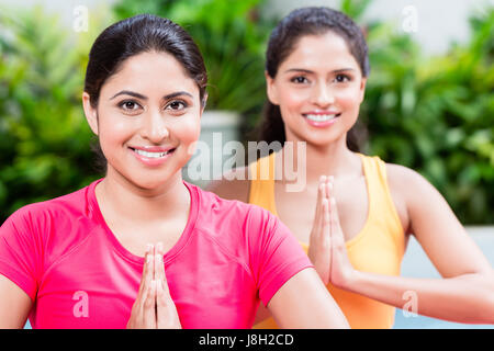Zwei Frauen im Lotussitz während der Yoga-Praxis Stockfoto