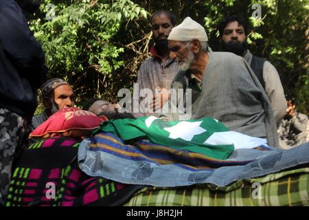 Pulwama, Indien. 28. Mai 2017. (Anmerkung der Redaktion: Bild zeigt Tod) Kashmiri Dorfbewohner steht in der Nähe einer Leiche eine erschlagen Rebel Subzar Ah Bhat für bieten Beerdigung Gebete im Dorf Ratsuna, Tral in Pulwama, südlich von Srinagar Subzar Ahmed, 30 Jahre, und ein Teenager Faizan Ahmed waren, dass der Verstorbene in der langen Nacht begegnen. Bildnachweis: Muneeb Ul Islam/Pacific Press/Alamy Live-Nachrichten Stockfoto