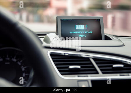 Informationen über Energieniveau im Elektroauto Stockfoto