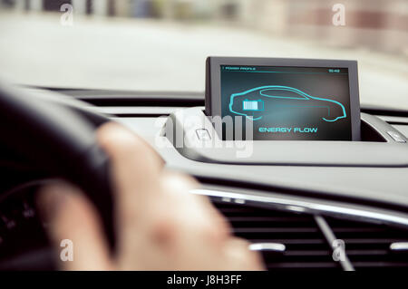 Elektronische Auto-display mit Informationen über den Energiefluss Stockfoto