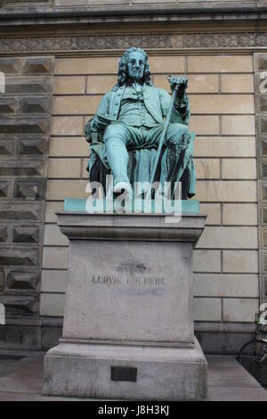 Die Statue von der dänisch / norwegische Schriftsteller Ludvig Holberg 1684 – 1754 außerhalb des Königlichen Theaters am Kongens Nytorv in Kopenhagen.