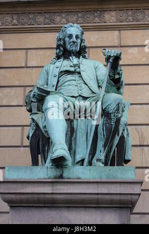 Die Statue von der dänisch / norwegische Schriftsteller Ludvig Holberg 1684 – 1754 außerhalb des Königlichen Theaters am Kongens Nytorv in Kopenhagen.