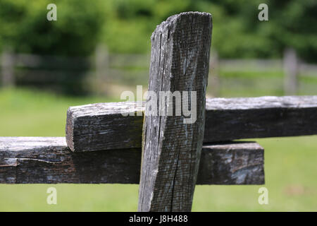 Nahaufnahme des Landes Stil Zaun Detail Teilung eine grüne Wiese Stockfoto