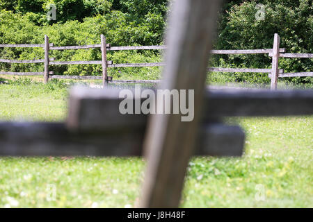 Bokeh und Wohlfühlen auf alten Corral Zaun Ranch ländlichen schönen Sommer Stockfoto