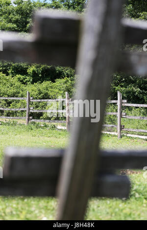 Nahaufnahme der Holzzaun auf der Koppel Ackerland ländliche Szene. Geringe Schärfentiefe Stockfoto