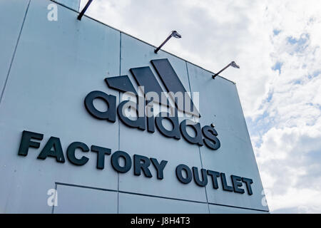 Kopenhagen, 7. Juli 2016, Adidas Factory Outlet. Logo gegen den Himmel.  Adidas ist eine deutsche multinationale Sportartikelhersteller. Stockfoto