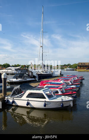 Boote vertäut am Oulton Broad Stockfoto