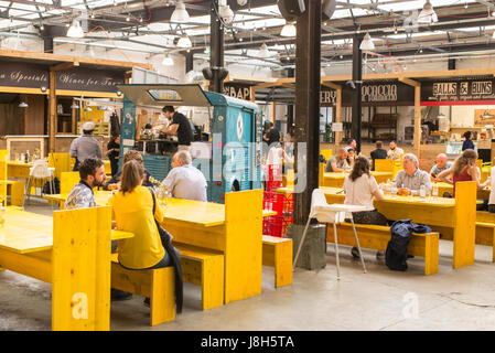 Mercato Metropolitano, einer stillgelegten Papierfabrik in Elephant &amp; Castle, ist jetzt ein Markt Platz und Lifestyle Hub sich Stände mit Essen, Geschäfte und bars Stockfoto