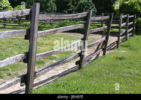 Sehr alte hölzerne Corral Zaun im Sommer ländliche Szene Stockfoto