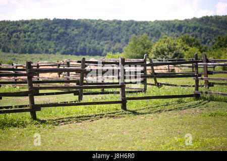 Nahaufnahme der Holzzaun auf der Koppel Ackerland ländliche Szene Stockfoto