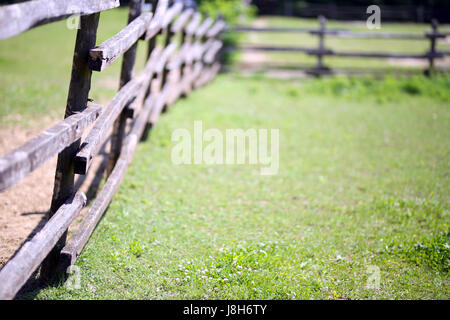 Alte hölzerne ländlichen Corral Zaun auf Wiese Stockfoto