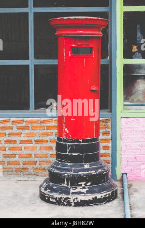 Briefkasten rot vintage Stockfoto