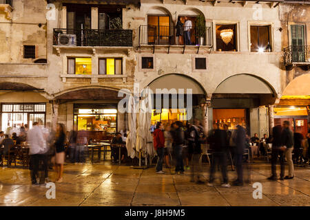 Cafe auf der Piazza Delle Erbe in der Nacht, Verona, Veneto, Italien Stockfoto