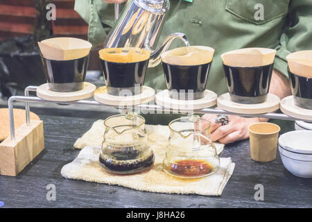 Die Kaffeemaschine ist nicht modern.coffee Zubehör. Vintage-Schleifer und anderes Zubehör für den Kaffee im alten Stil Stockfoto