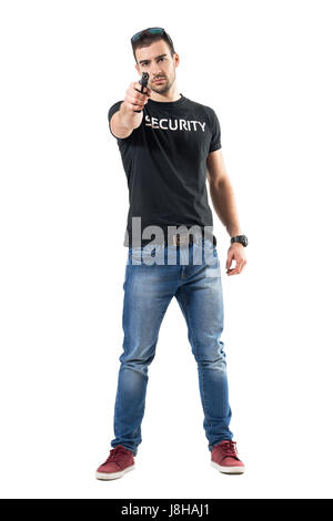 Undercover-Polizist mit Pistole in der Hand auf Sie gerichtet. Ganzkörper-Länge-Porträt isoliert auf weißem Studio-Hintergrund. Stockfoto