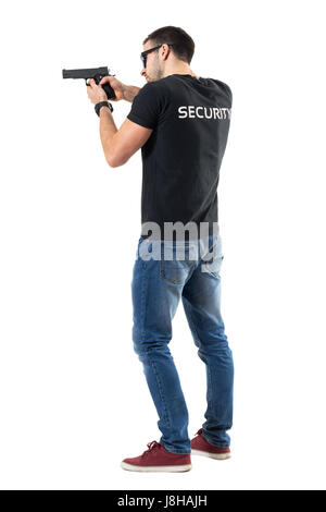 Hinteren Seitenansicht der Wachmann zeigen und Waffe entfernt. Ganzkörper-Länge-Porträt isoliert auf weißem Studio-Hintergrund. Stockfoto