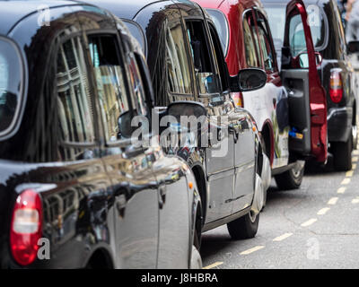 Londoner Taxis Taxis Warteschlange für Passagiere bei einer Central London Railway Station Stockfoto